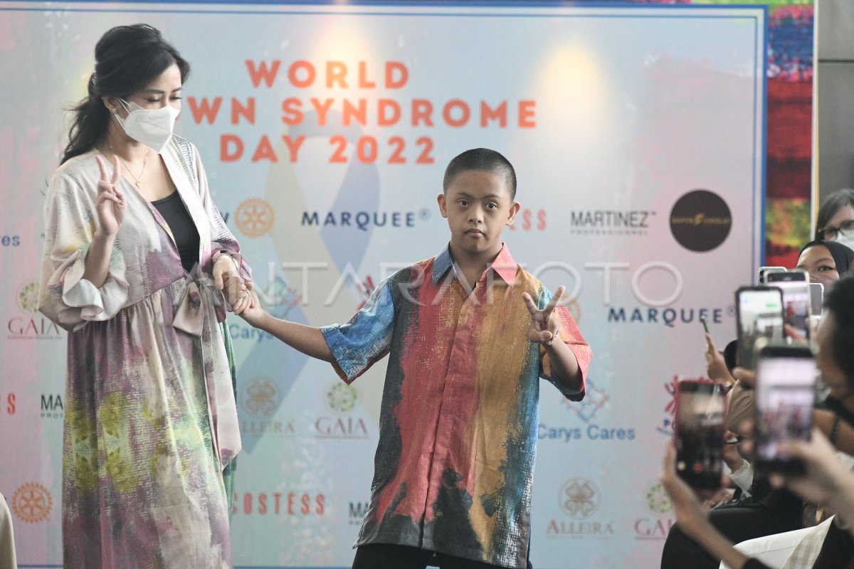 PERAGAAN BUSANA MEMPERINGATI HARI DOWN SYNDROME | ANTARA Foto