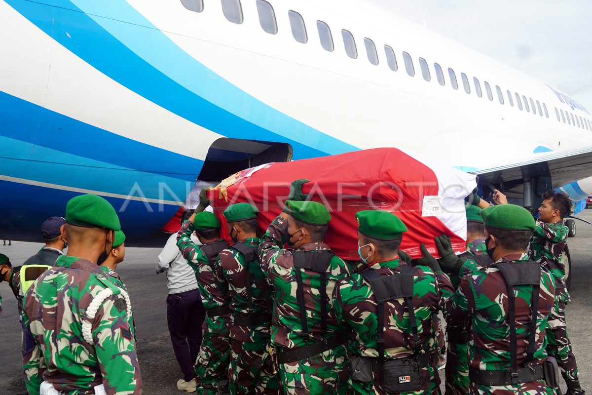 EVAKUASI JENAZAH PRAJURIT TNI | ANTARA Foto