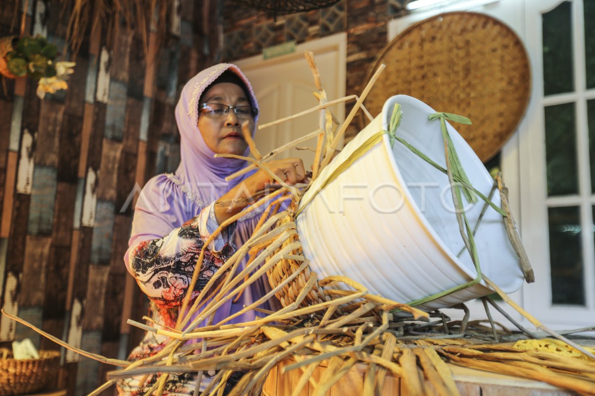 Kerajinan Berbahan Eceng Gondok Antara Foto