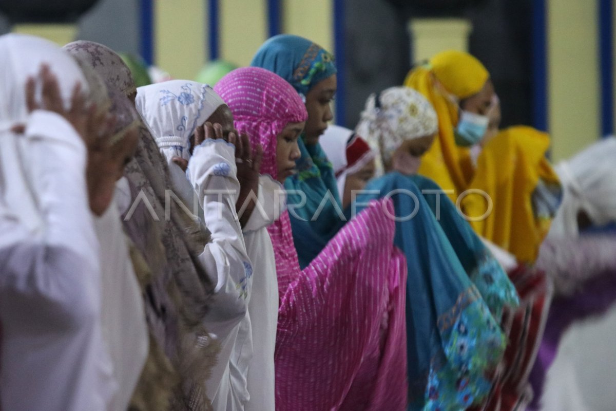 Shalat Tarawih Pertama Antara Foto