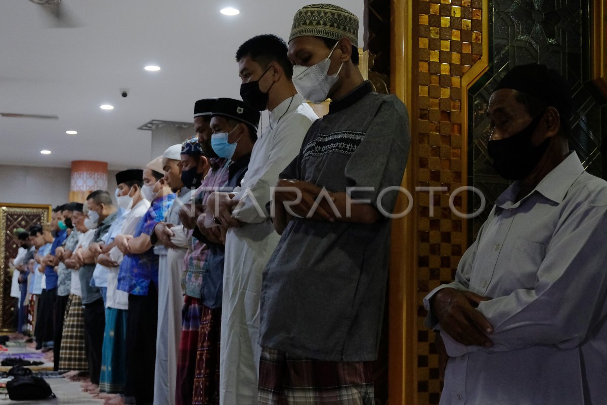 Shalat Tarawih Pertama Di Bali Antara Foto