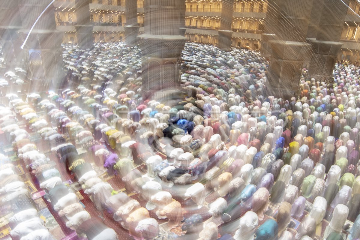 Shalat Tarawih Pertama Di Masjid Istiqlal Antara Foto