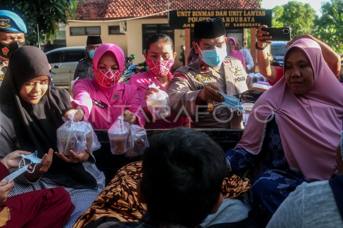 Polisi Dan Bhayangkari Berbagi Takjil Di Mataram Antara Foto