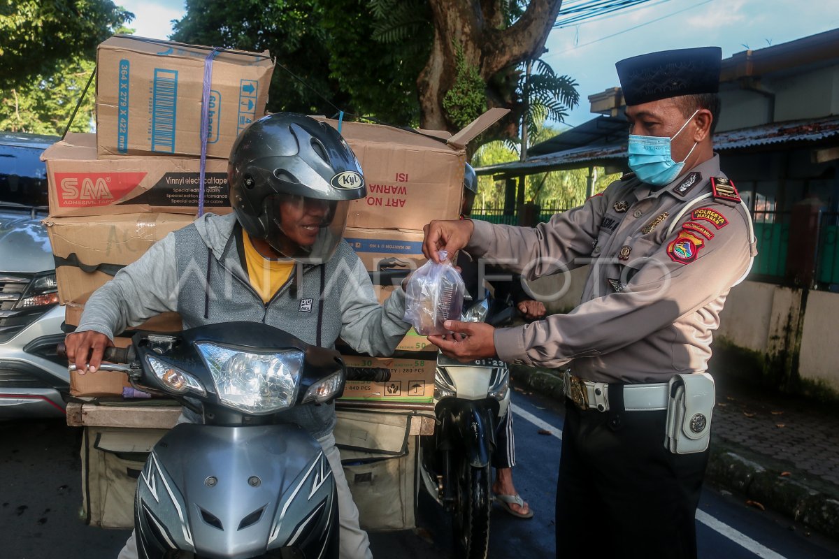 Polisi Dan Bhayangkari Berbagi Takjil Di Mataram Antara Foto