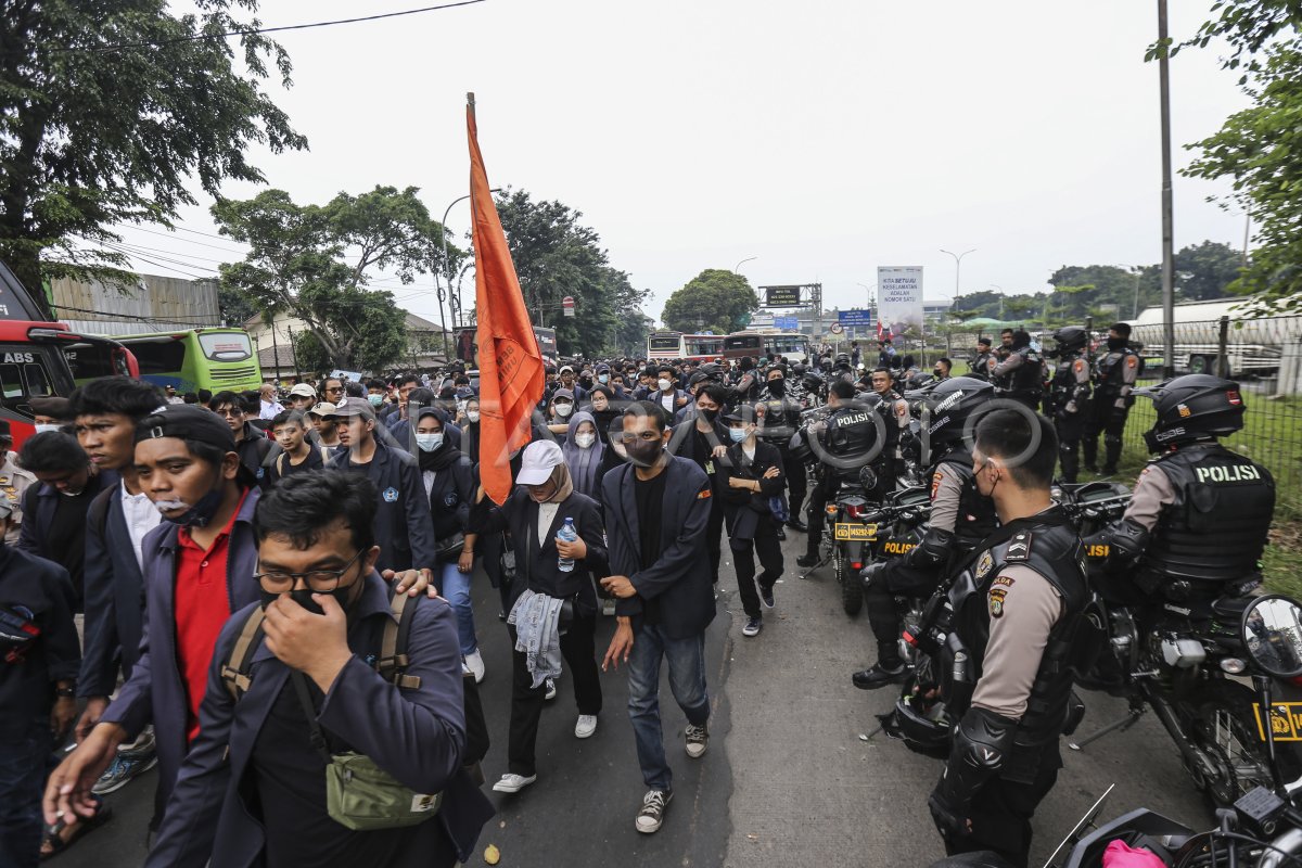 UNJUK RASA MAHASISWA DI KAWASAN PASAR REBO | ANTARA Foto