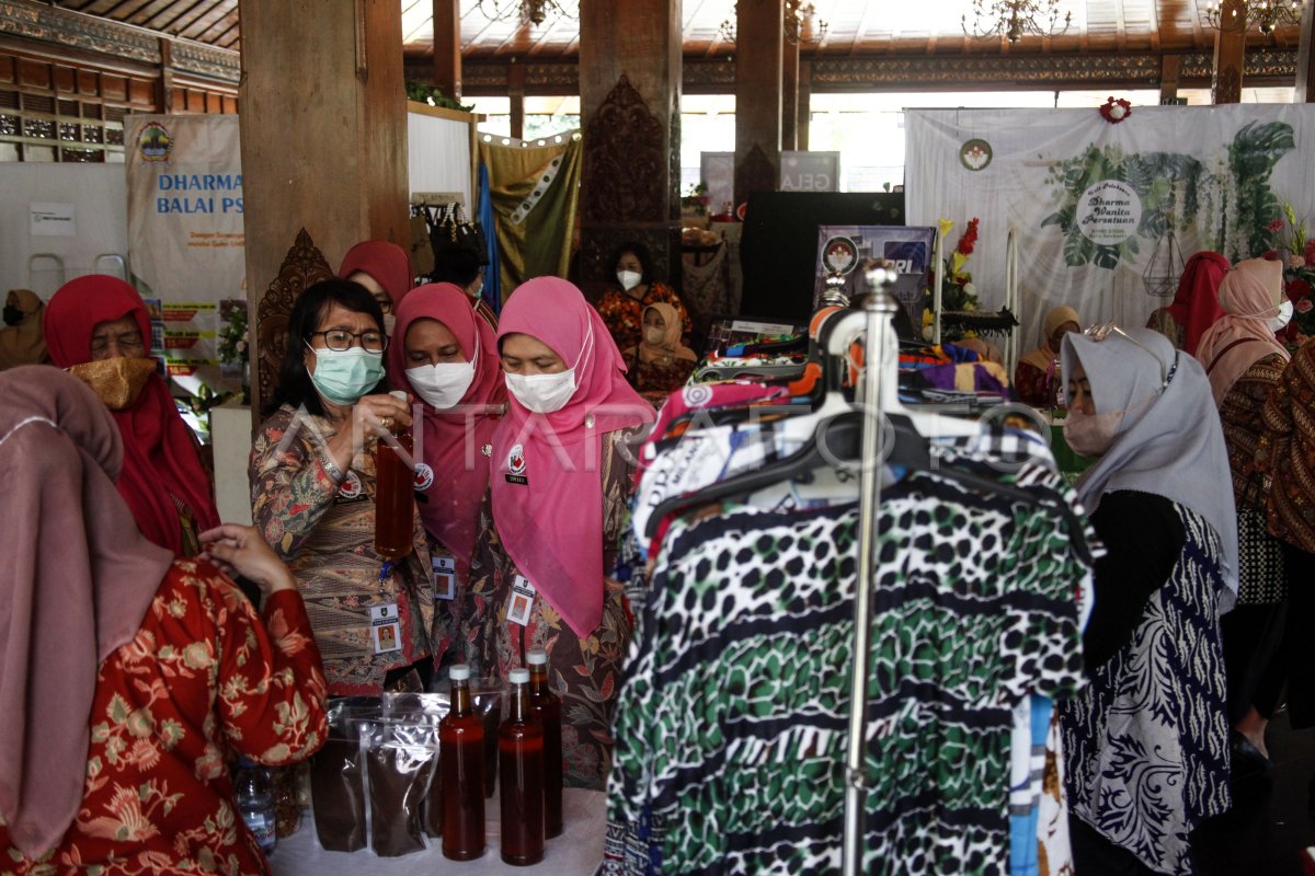 BAZAR PRODUK UMKM SAMBUT HARI KARTINI | ANTARA Foto