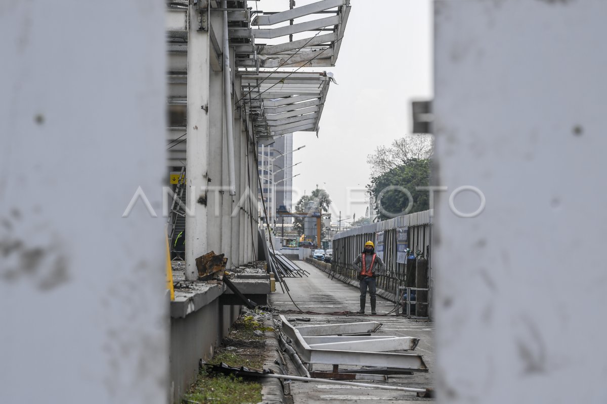 REVITALISASI HALTE TRANSJAKARTA | ANTARA Foto