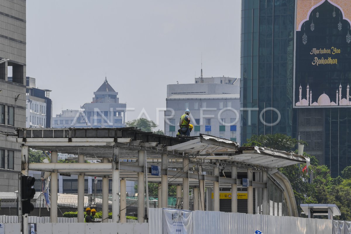 Revitalisasi Halte Transjakarta Antara Foto