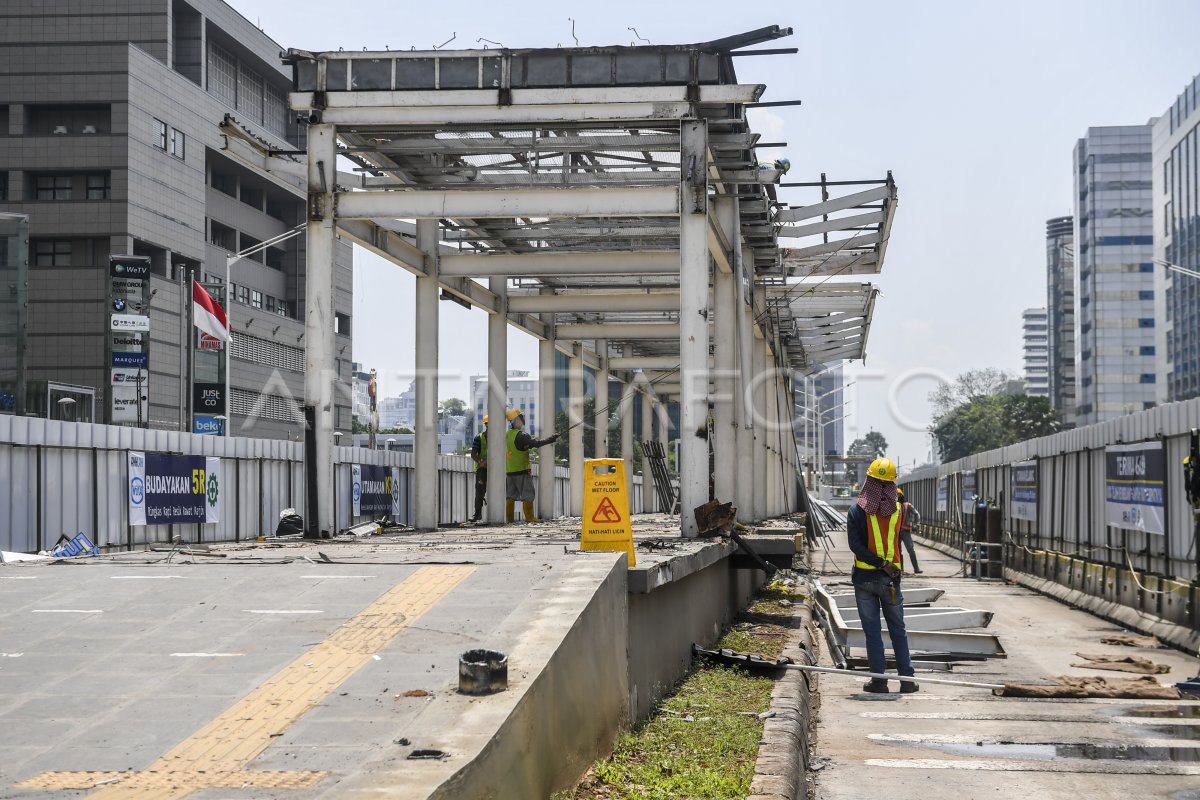 REVITALISASI HALTE TRANSJAKARTA | ANTARA Foto