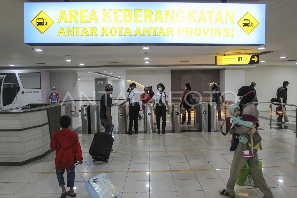 TERMINAL PULO GEBANG JELANG ARUS MUDIK 2022 | ANTARA Foto