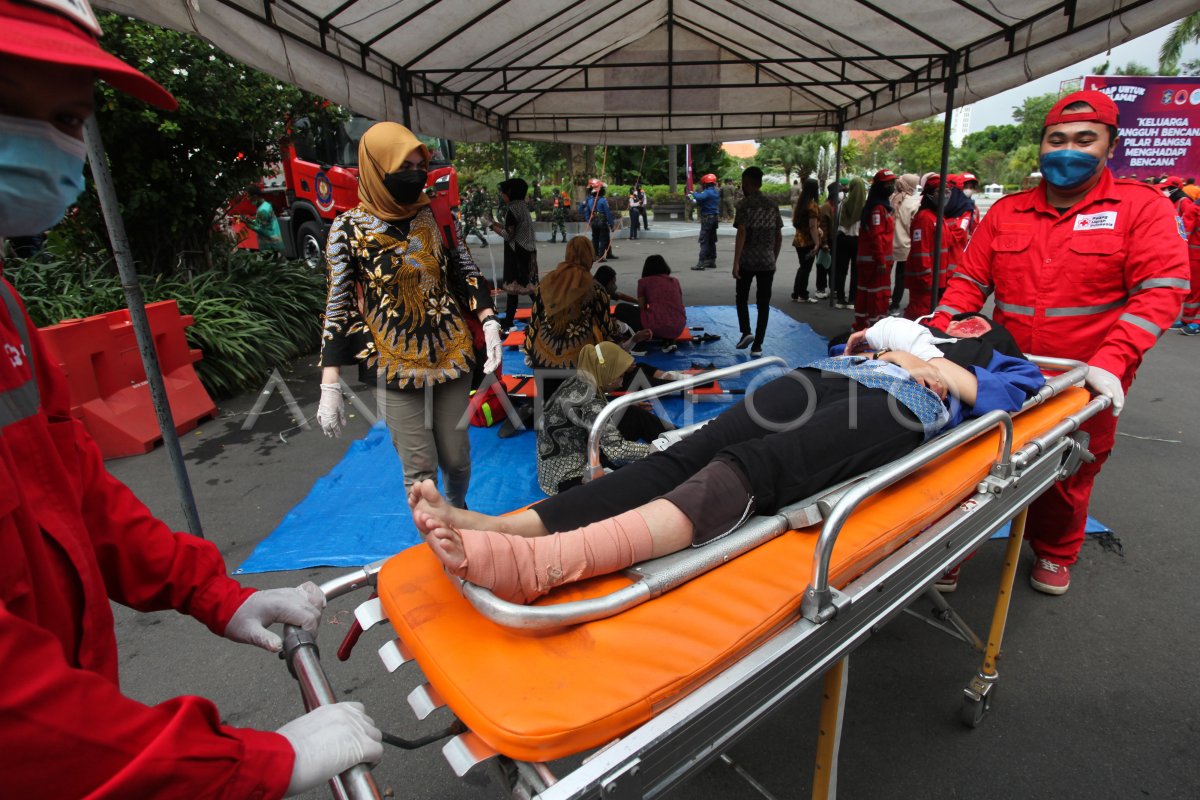 SIMULASI PENANGANAN BENCANA GEMPA | ANTARA Foto