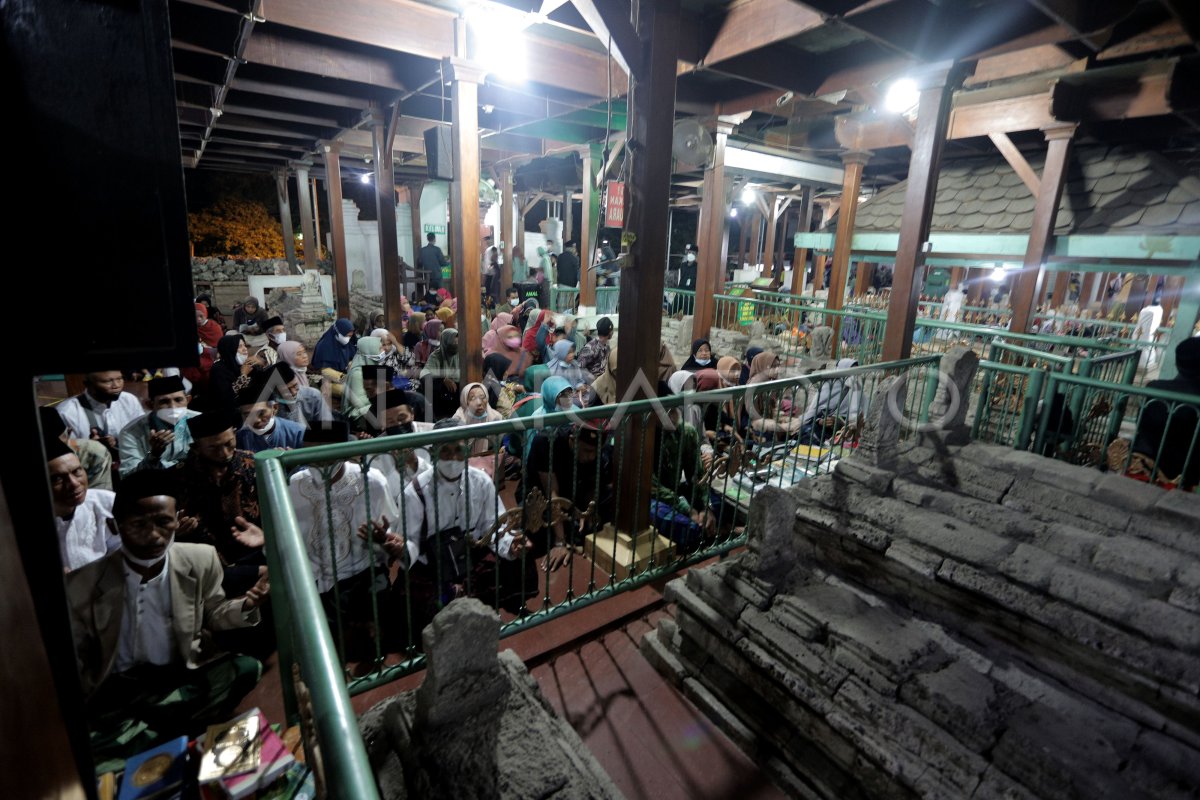 Tradisi Malam Selawe Di Makam Sunan Giri Antara Foto