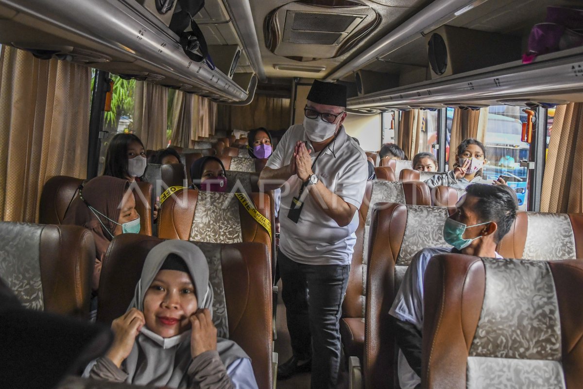 TASPEN BERANGKATKAN 12 BUS MUDIK GRATIS | ANTARA Foto