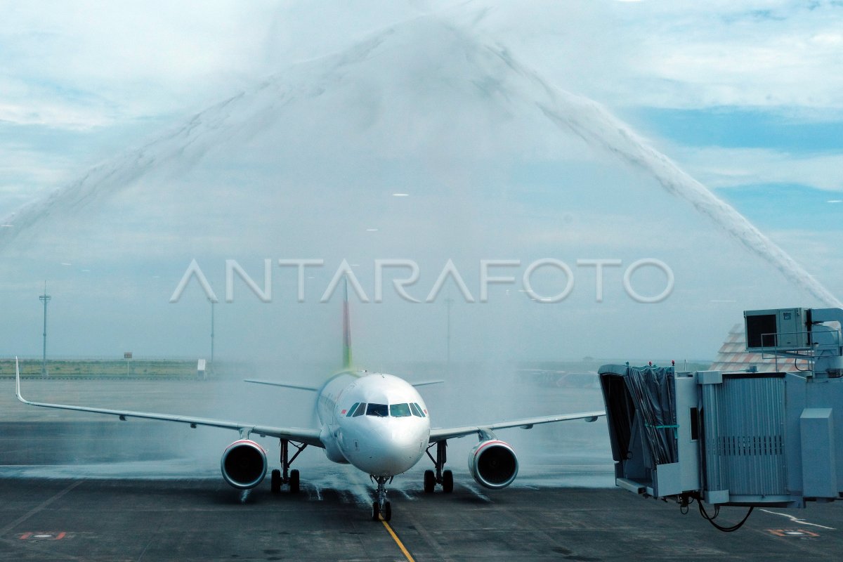 PENERBANGAN PERDANA MASKAPAI PELITA AIR | ANTARA Foto