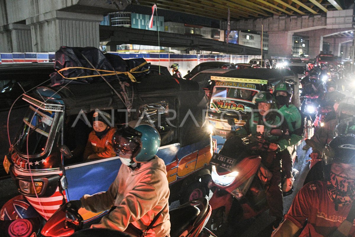 KENDARAAN PEMUDIK MEMADATI JALAN DI BEKASI | ANTARA Foto