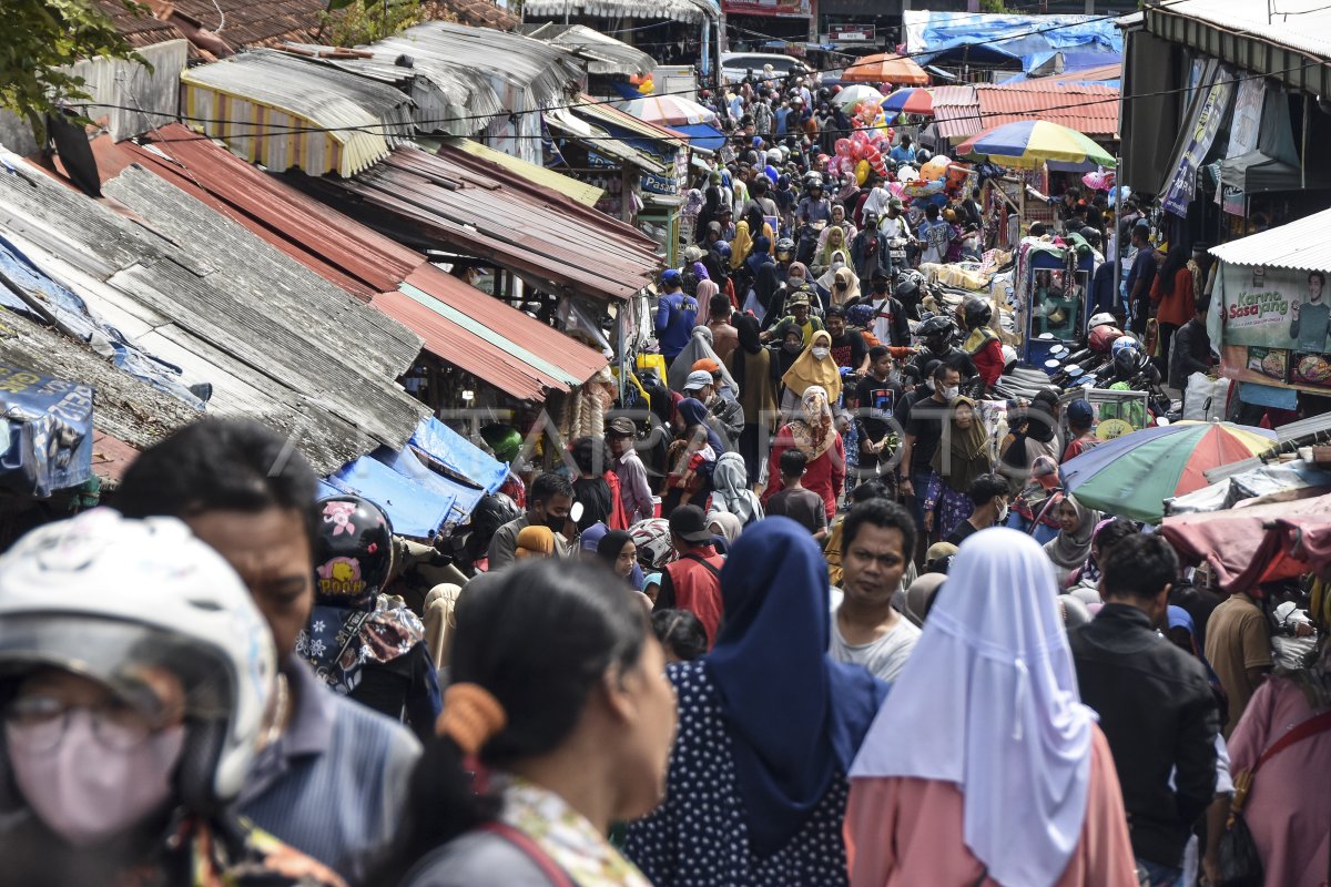 PENINGKATAN PENGUNJUNG DI PASAR TRADISIONAL | ANTARA Foto