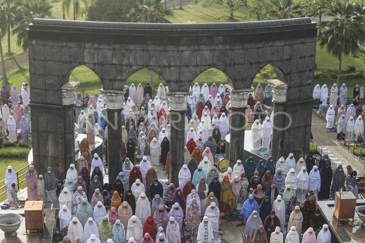 Shalat Idul Fitri Di Masjid Kubah Emas Antara Foto