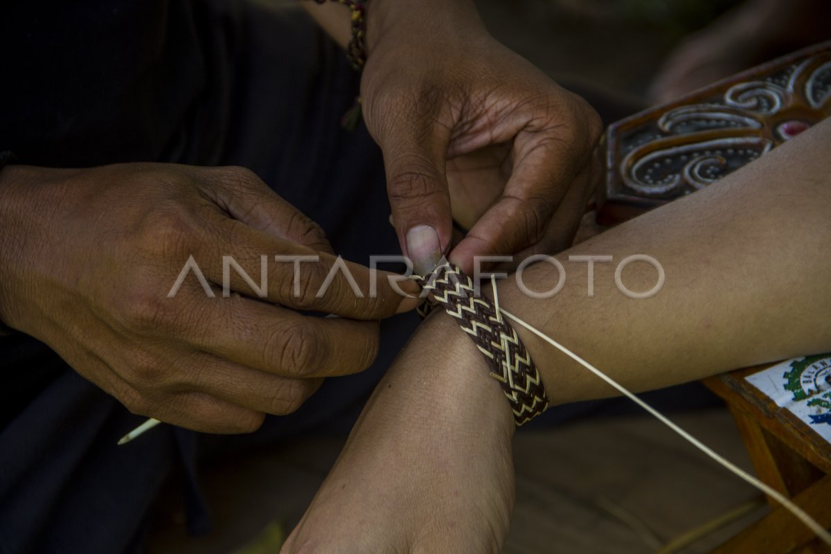 Kerajinan Gelang Simpai Khas Dayak Meratus Antara Foto