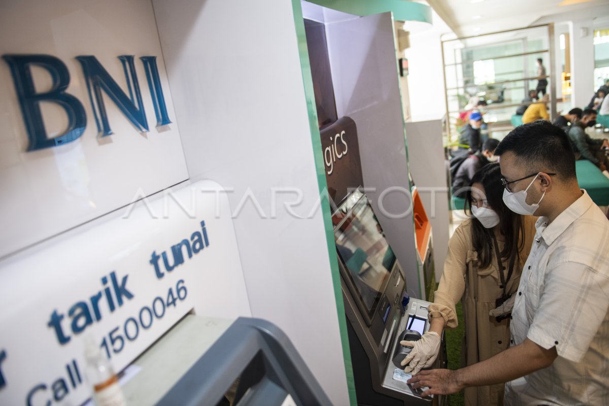 OPERASIONAL TERBATAS BNI DI BANDUNG | ANTARA Foto