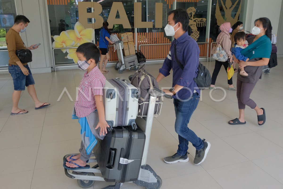 ARUS BALIK LEBARAN DI BANDARA I GUSTI NGURAH RAI | ANTARA Foto