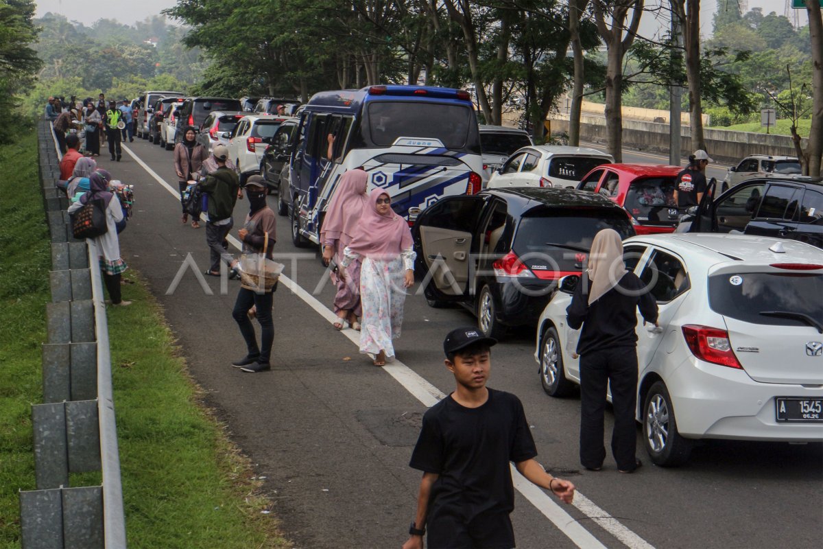 VOLUME KENDARAAN MENUJU KAWASAN PUNCAK BOGOR | ANTARA Foto