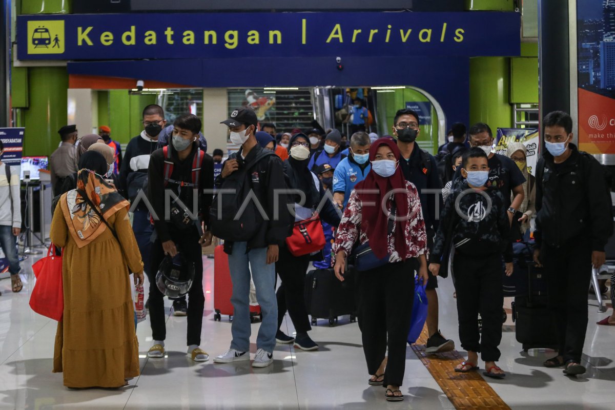 Arus Balik Lebaran Di Stasiun Gambir Antara Foto