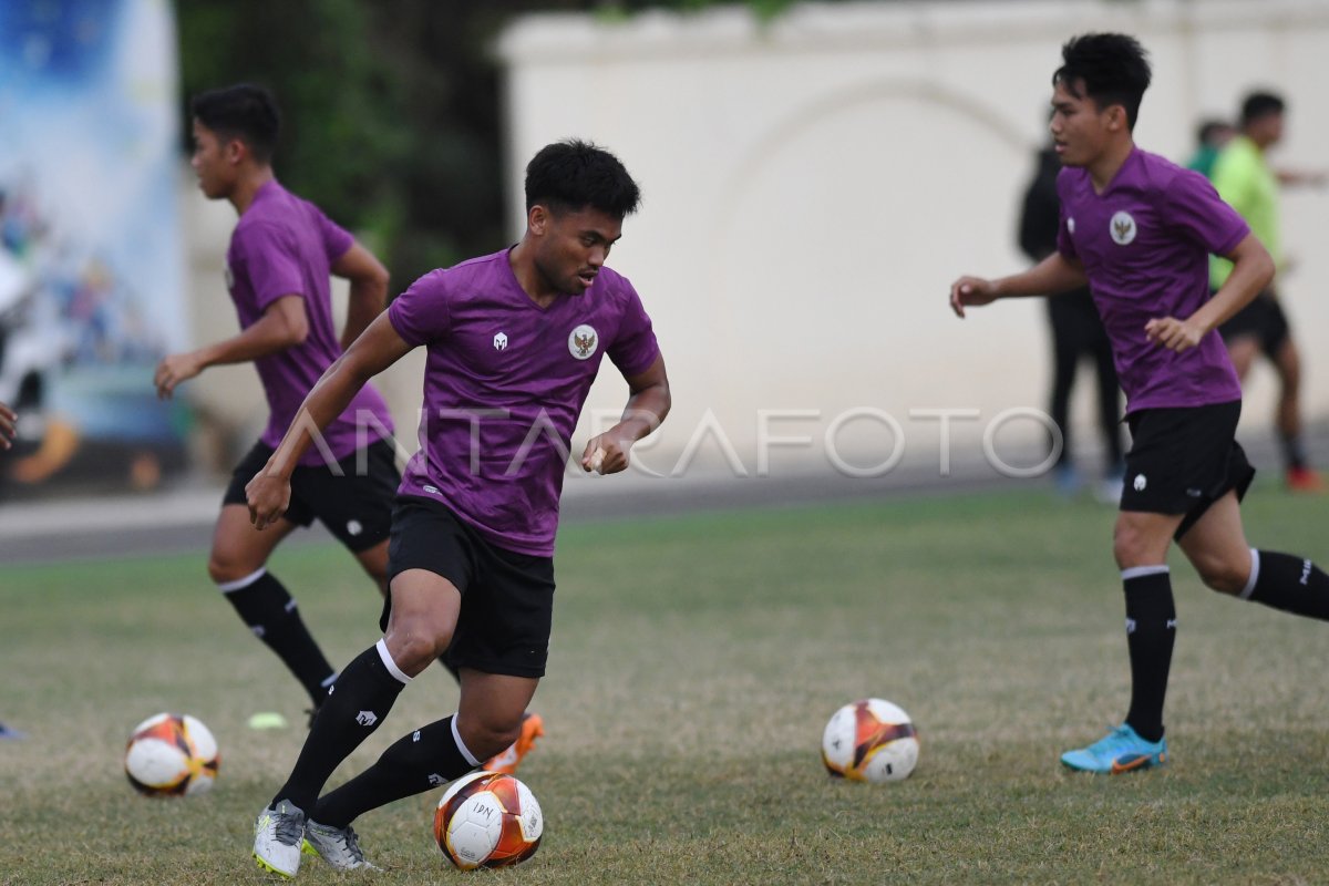 TIMNAS INDONESIA TERKENDALA LAPANGAN LATIHAN BURUK | ANTARA Foto