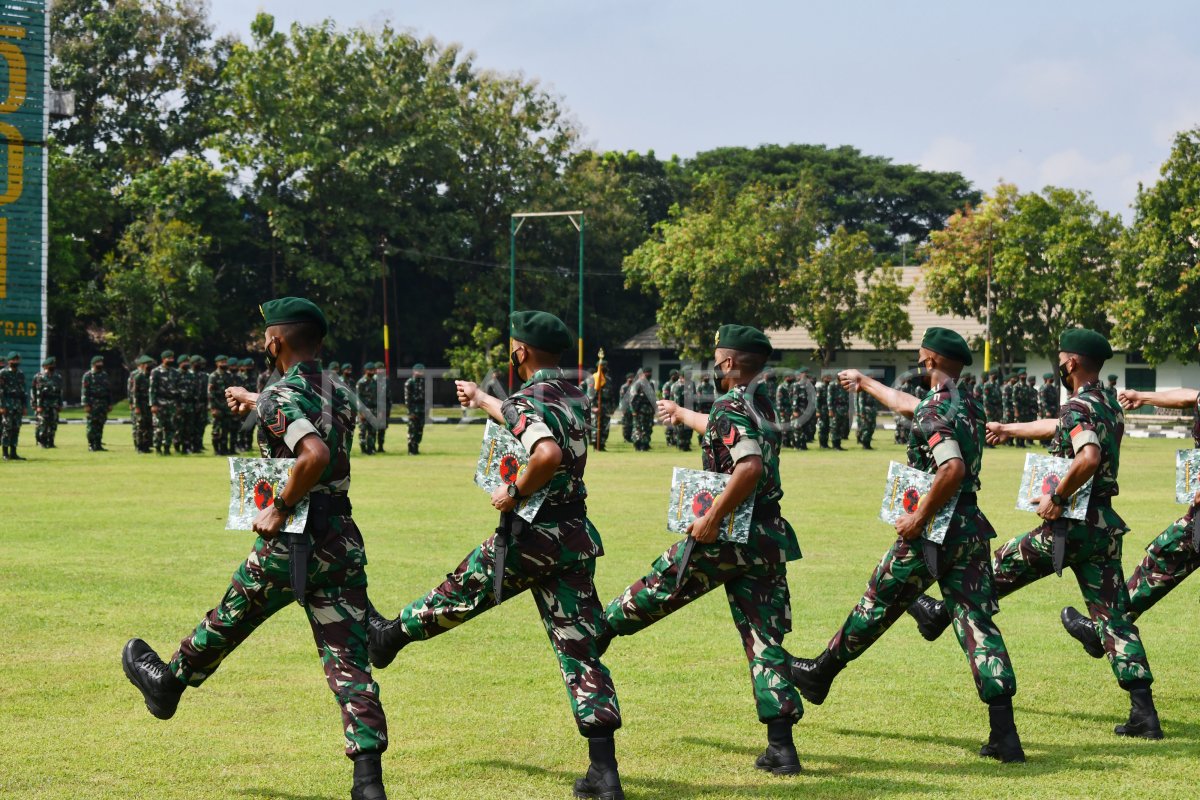 KENAIKAN PANGKAT LUAR BIASA PRAJURIT TNI | ANTARA Foto