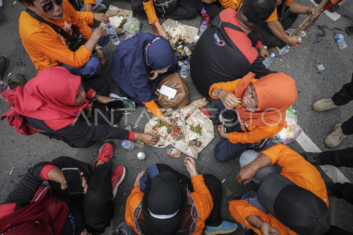 Unjuk Rasa Buruh Di Depan Gedung Dpr Antara Foto