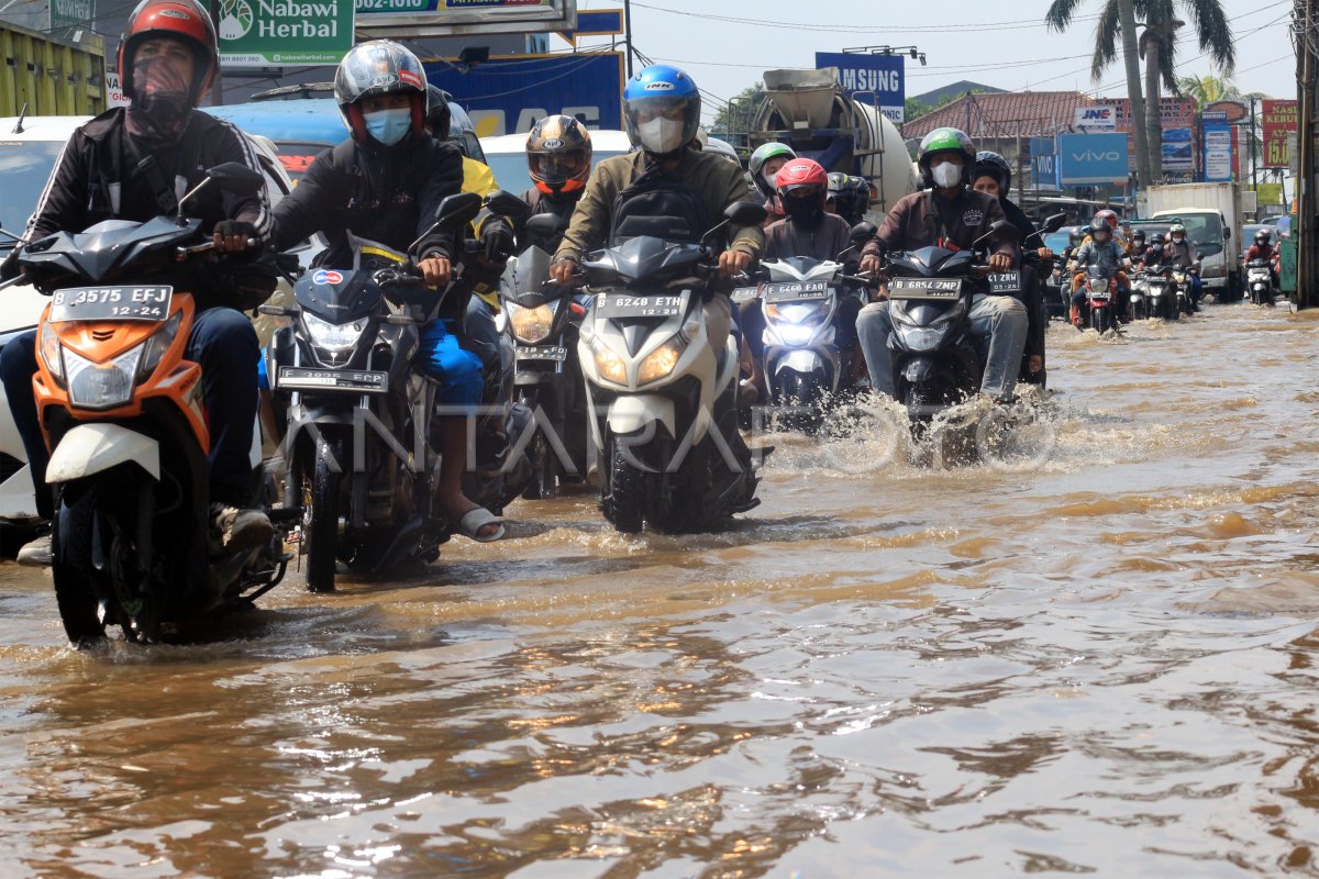 Banjir Akibat Hujan Deras Di Depok Antara Foto