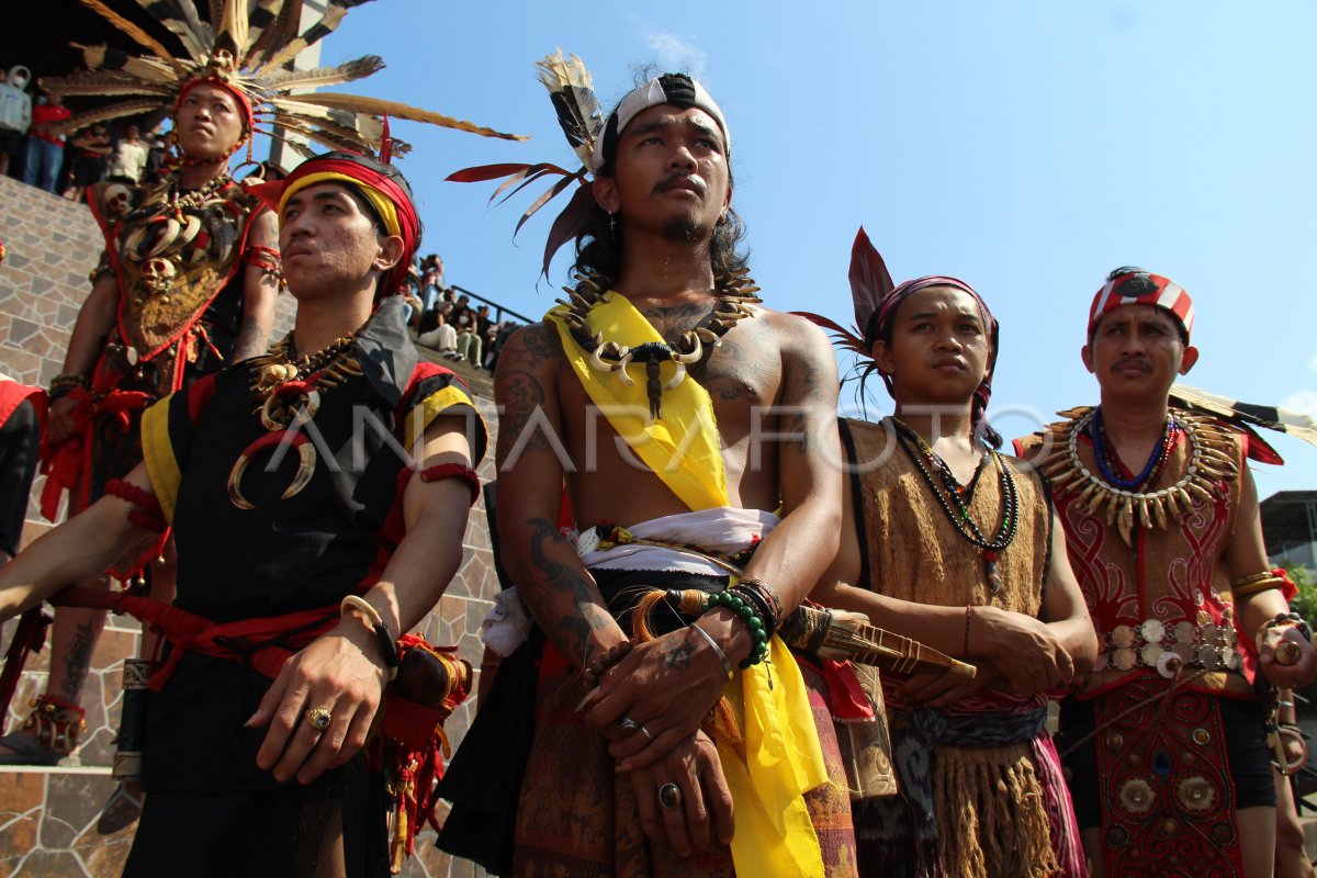 PEMBUKAAN GAWAI DAYAK KALBAR ANTARA Foto