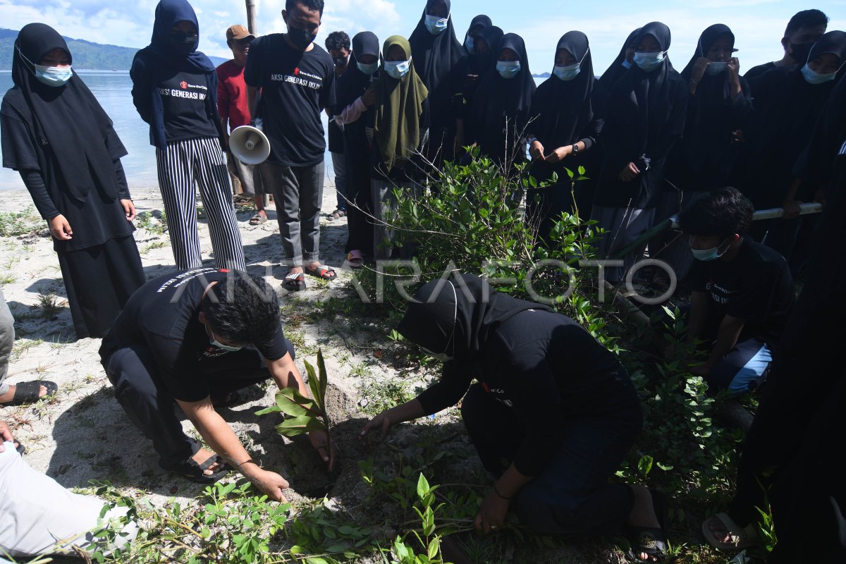 AKSI GENERASI IKLIM BERSIHKAN PANTAI | ANTARA Foto