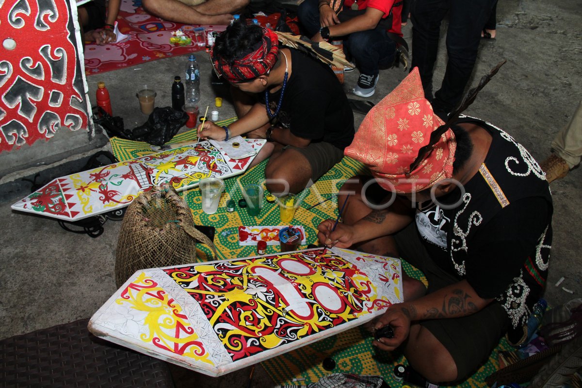 Lomba Melukis Perisai Suku Dayak Antara Foto