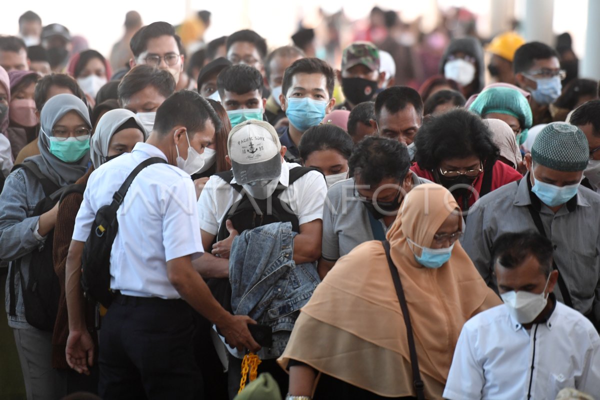 Kepadatan Penumpang Transit Di Stasiun Manggarai Antara Foto 0808