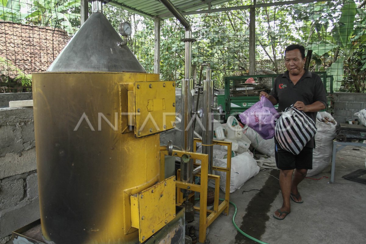 Pengolahan Sampah Plastik Menjadi Minyak Tanah Antara Foto