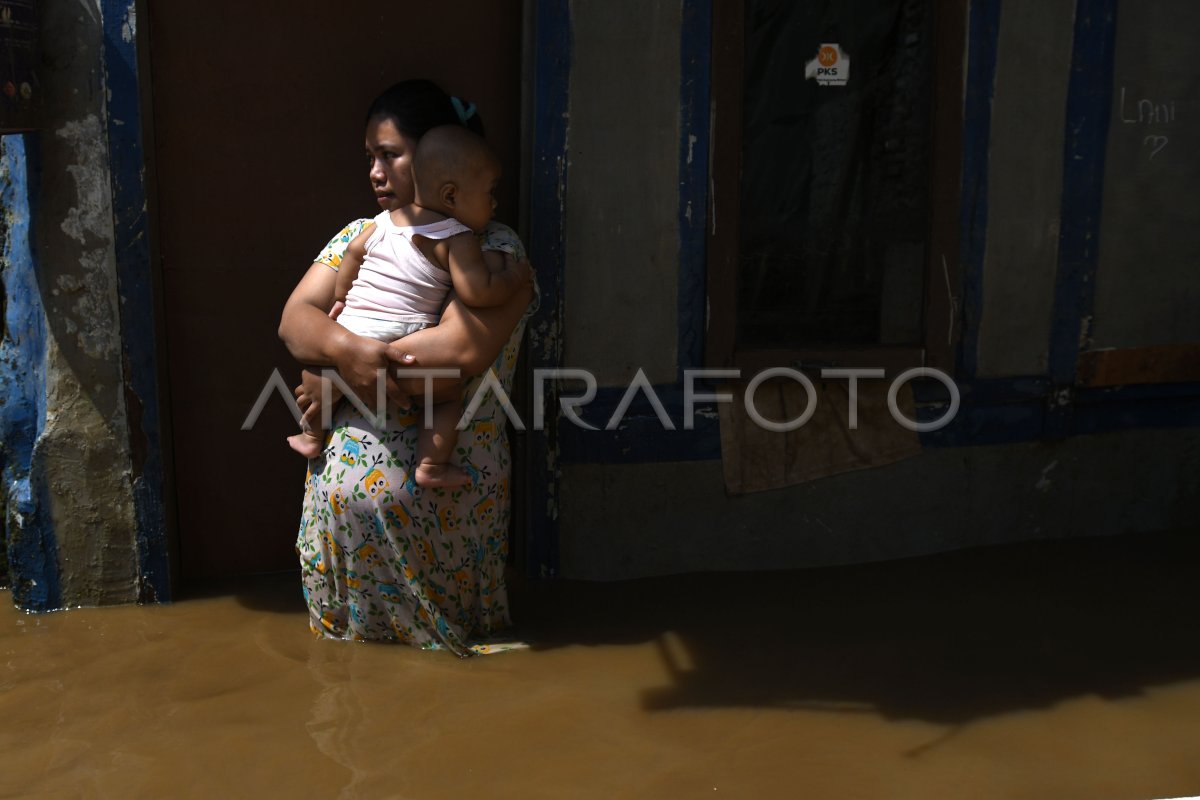 Banjir Kiriman Di Kampung Melayu Antara Foto