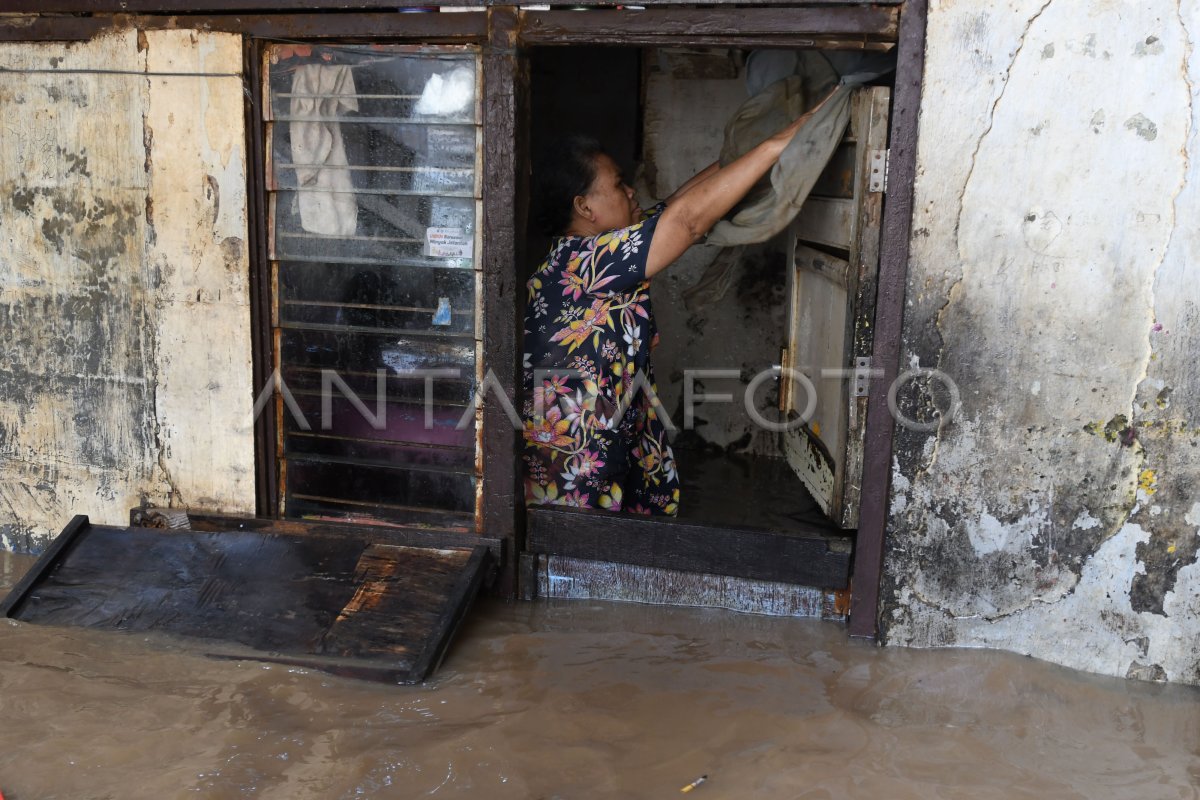 Banjir Kiriman Di Kampung Melayu Antara Foto