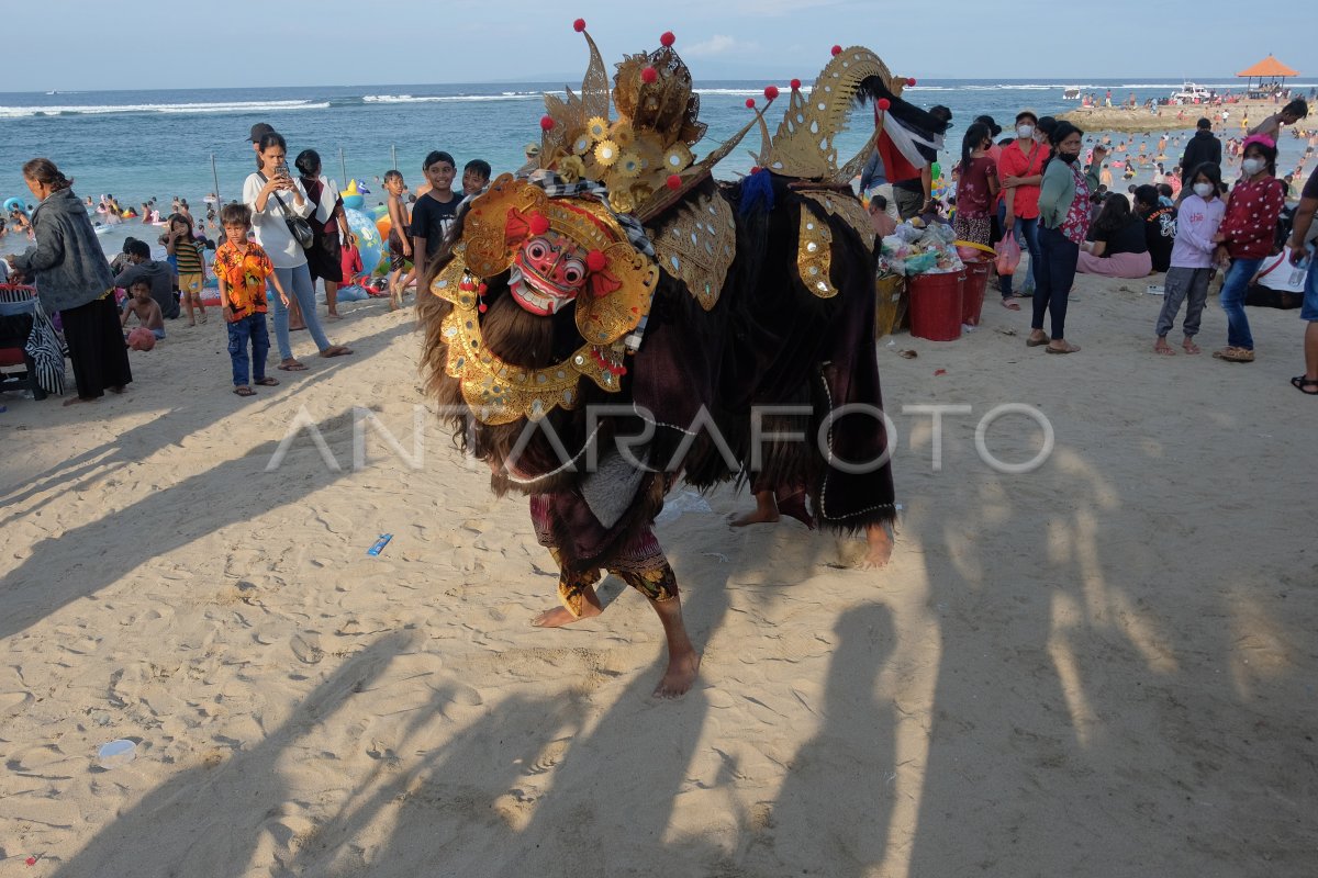 Tradisi Ngelawang Di Pantai Sanur Bali Antara Foto 9633