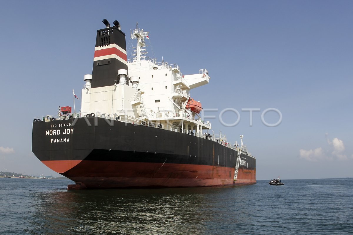 TNI AL AMANKAN KAPAL TANKER DI BATAM | ANTARA Foto