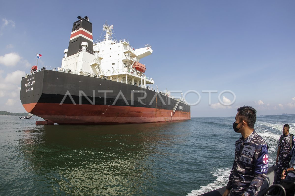 TNI AL AMANKAN KAPAL TANKER DI BATAM | ANTARA Foto