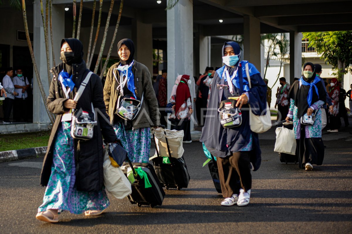 KEBERANGKATAN JAMAAH CALON HAJI KLOTER PERTAMA EMBARKASI BATAM