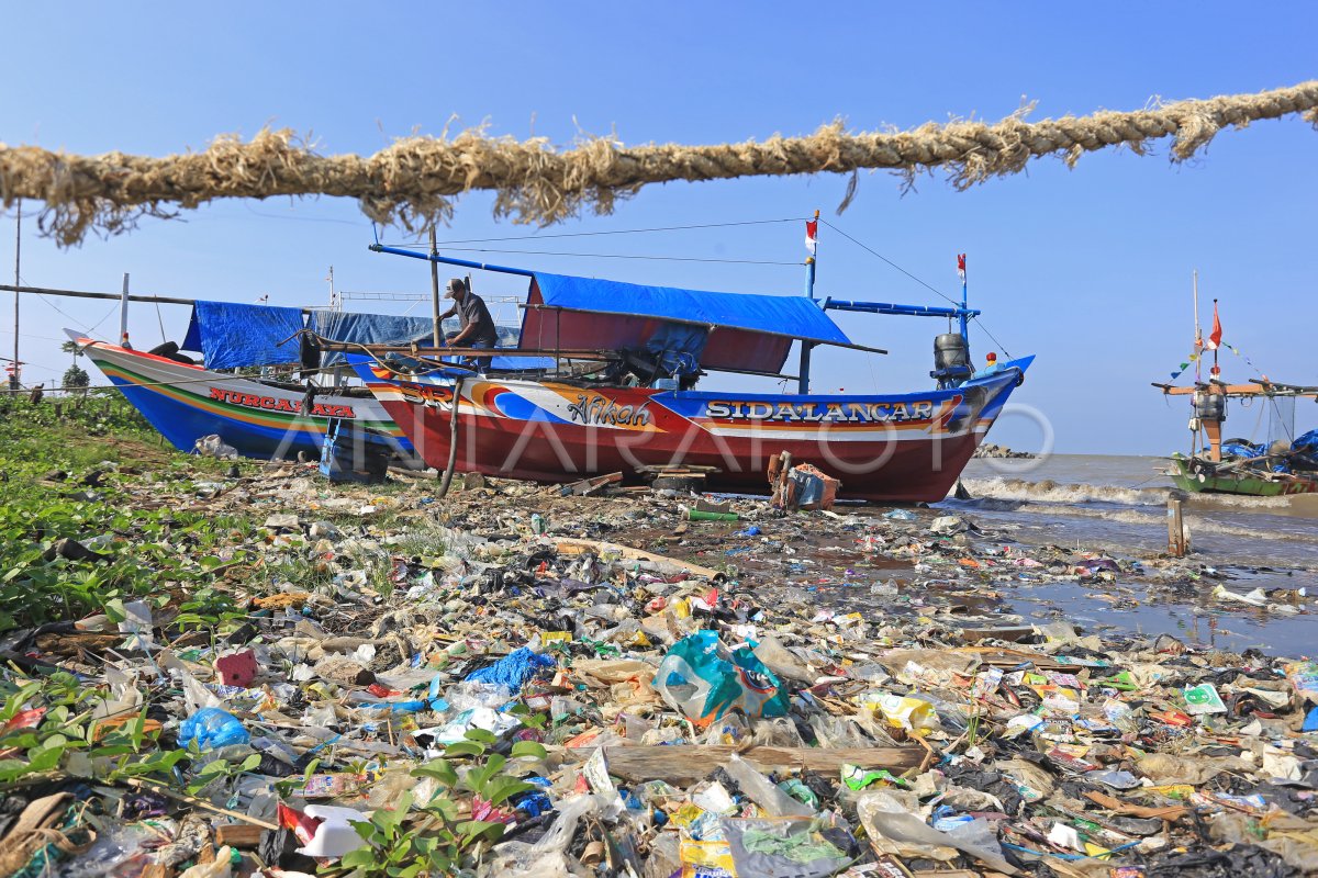 KOMITMEN PENGURANGAN SAMPAH PLASTIK DI LAUT | ANTARA Foto