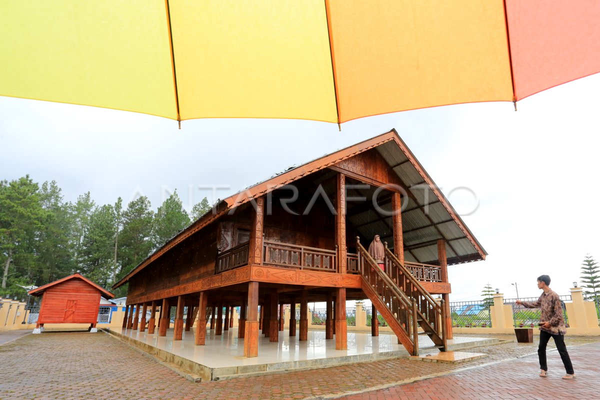 Rumah Adat Di Dataran Tinggi Gayo Antara Foto