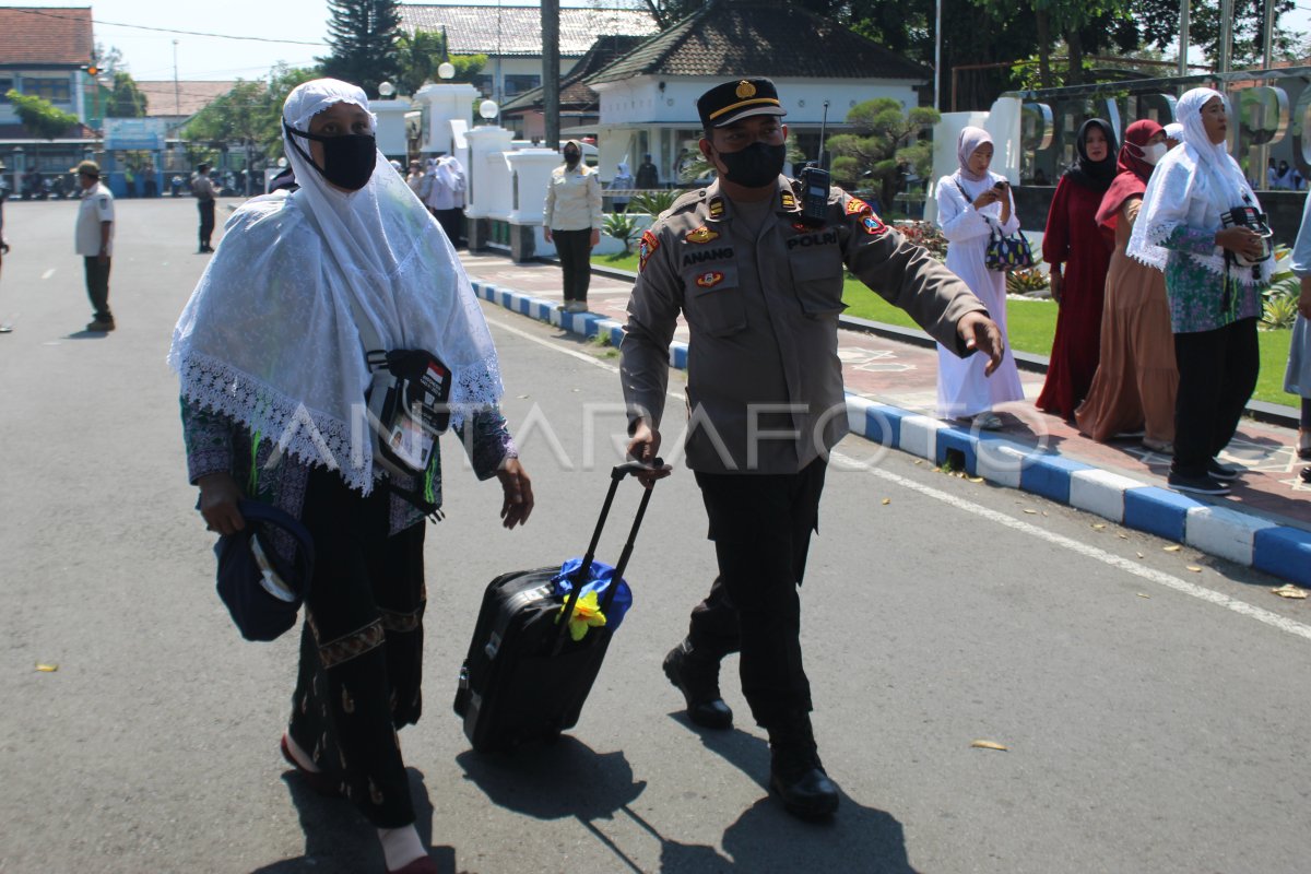 PEMBERANGKATAN JAMAAH CALON HAJI JOMBANG | ANTARA Foto