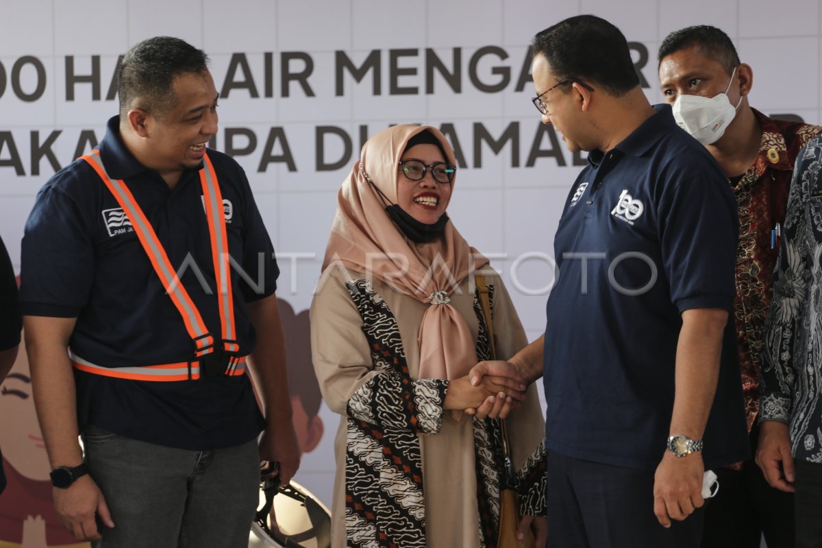 PERCEPATAN PELAYANAN AIR BERSIH PAM JAYA DI JAKARTA | ANTARA Foto