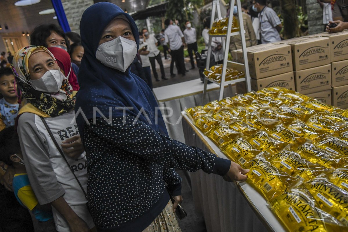 KEMENDAG LUNCURKAN MINYAK GORENG KEMASAN | ANTARA Foto