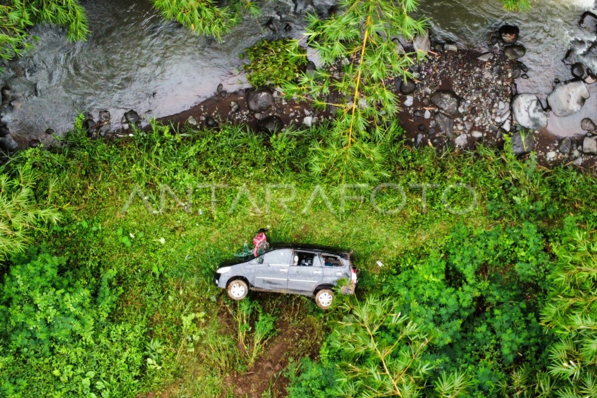 MOBIL WISATAWAN MASUK JURANG DI JALUR IJEN | ANTARA Foto