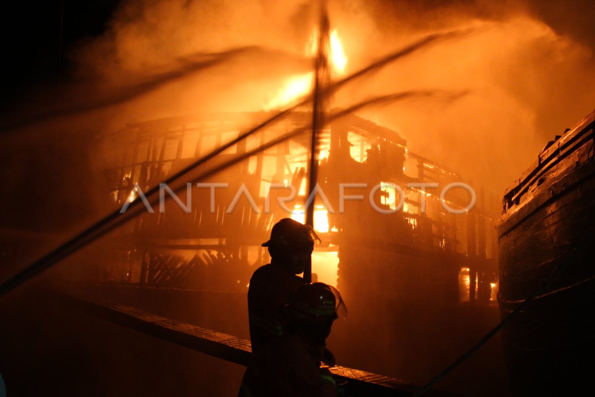 Kapal Kargo Terbakar Di Pelabuhan Kalimas Surabaya Antara Foto