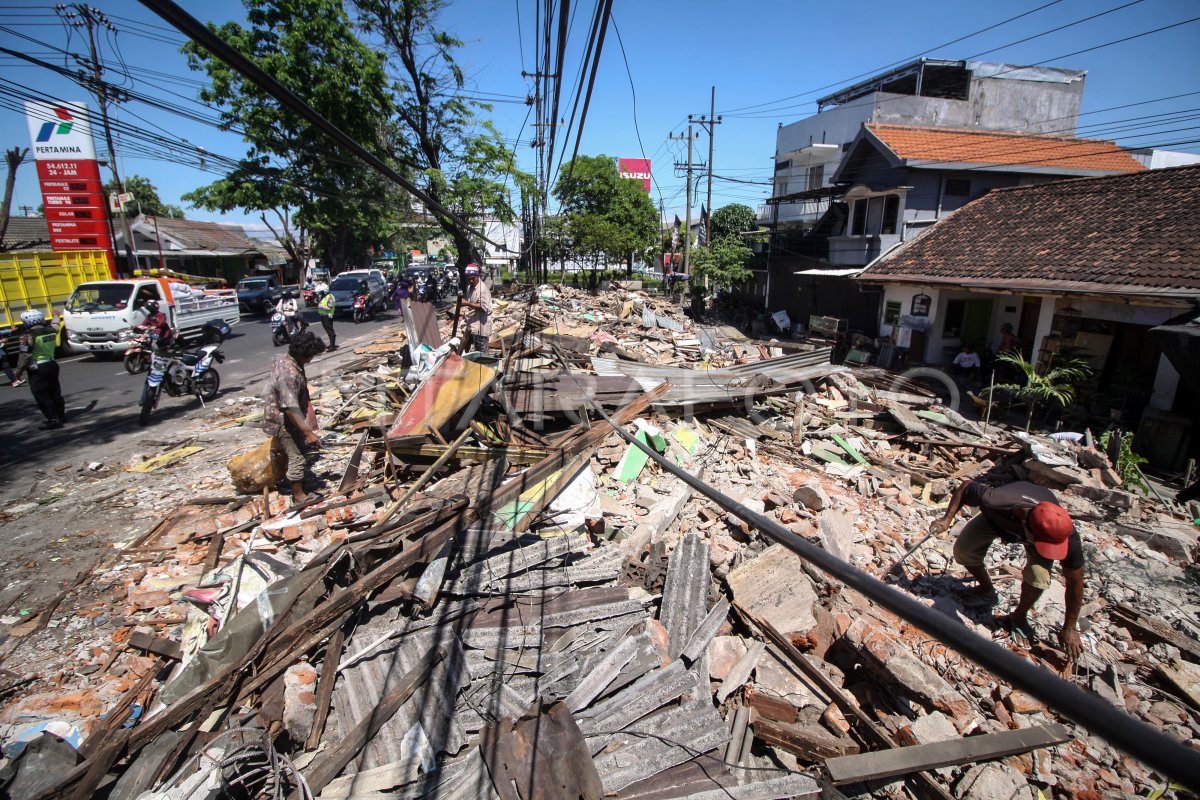 Pembongkaran Bangunan Untuk Pelebaran Jalan Antara Foto