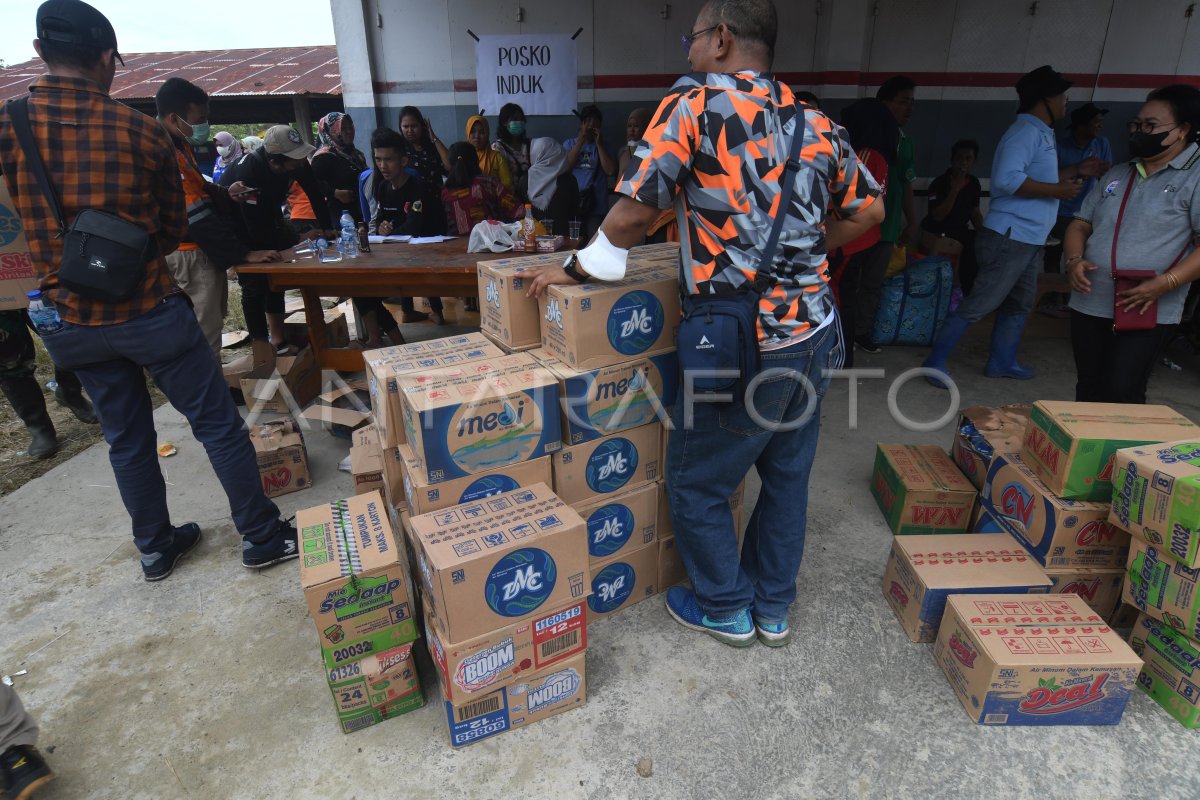 BANTUAN UNTUK KORBAN BANJIR BANDANG | ANTARA Foto